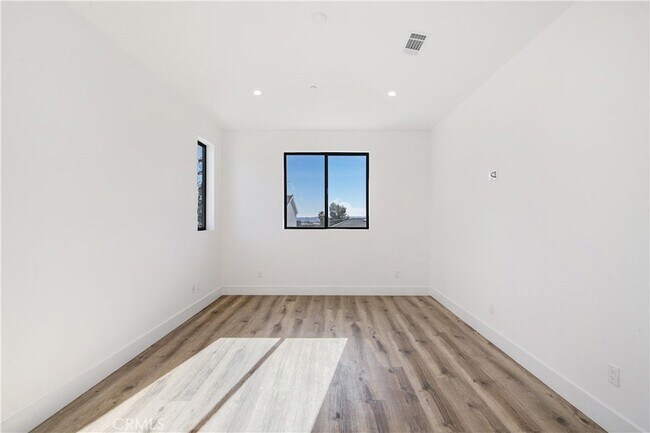 Building Photo - 13461 Bradley Ave