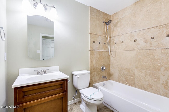 Building Photo - 1968 E Del Rio Dr