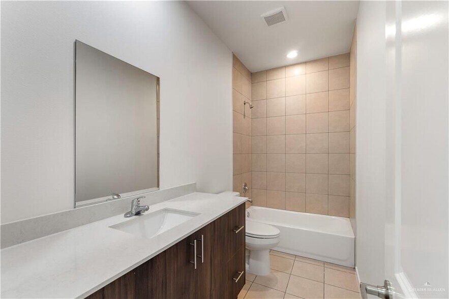 Building Photo - 418 N 3rd St