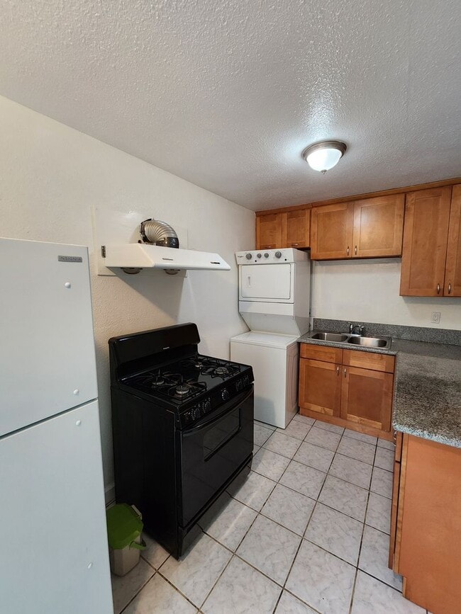 Building Photo - *** MOVE IN SPECIAL $500 OFF FIRST MONTH'S Rent *** Remodeled 2 Bedroom Condo