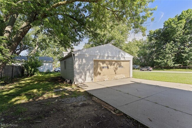 Building Photo - 473 E 222nd St