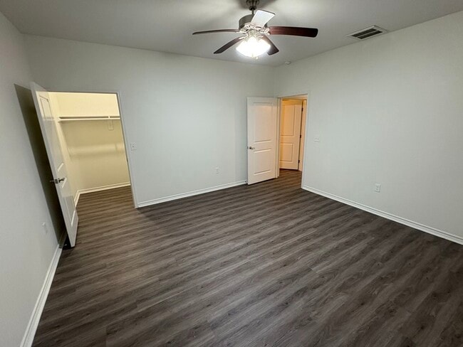 Building Photo - 914 Country Club Dr