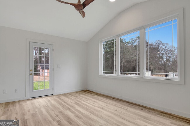 Building Photo - 183 Pine St NE