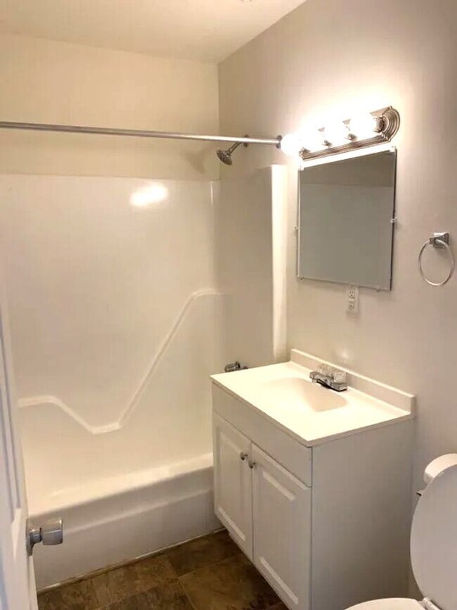 Building Photo - 3 bedroom / 1.5 bathroom - Timberwoods