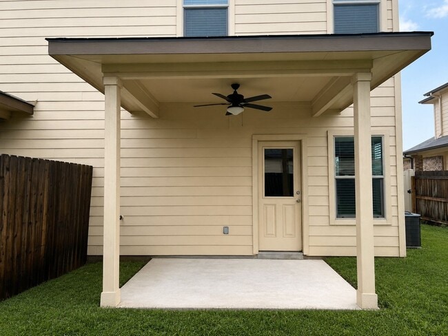 Building Photo - Come Home to Comfort & Style in Seguin, TX!