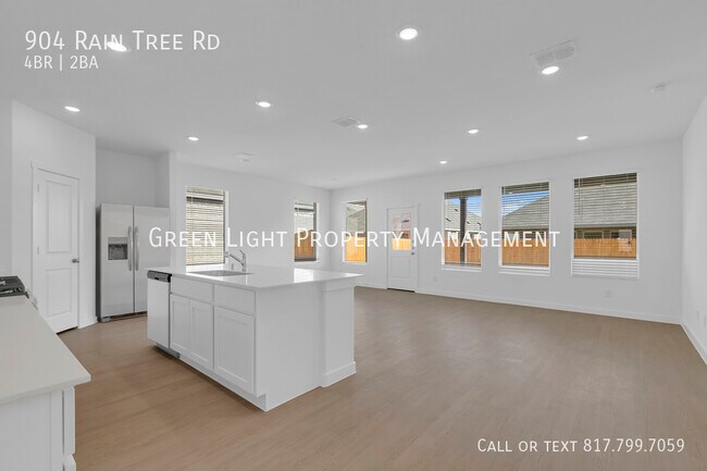 Building Photo - 904 Raintree Rd