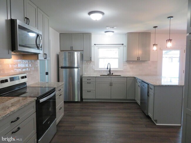 Building Photo - 7895 Pavilion Dr