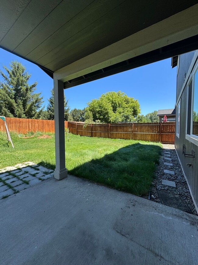 Building Photo - Spacious 5-Bedroom Home with Bonus Living ...