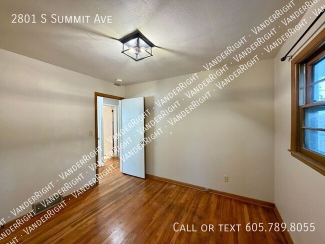 Building Photo - 2801 S Summit Ave