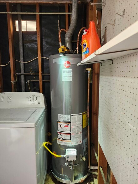 Building Photo - 832 W 16th St