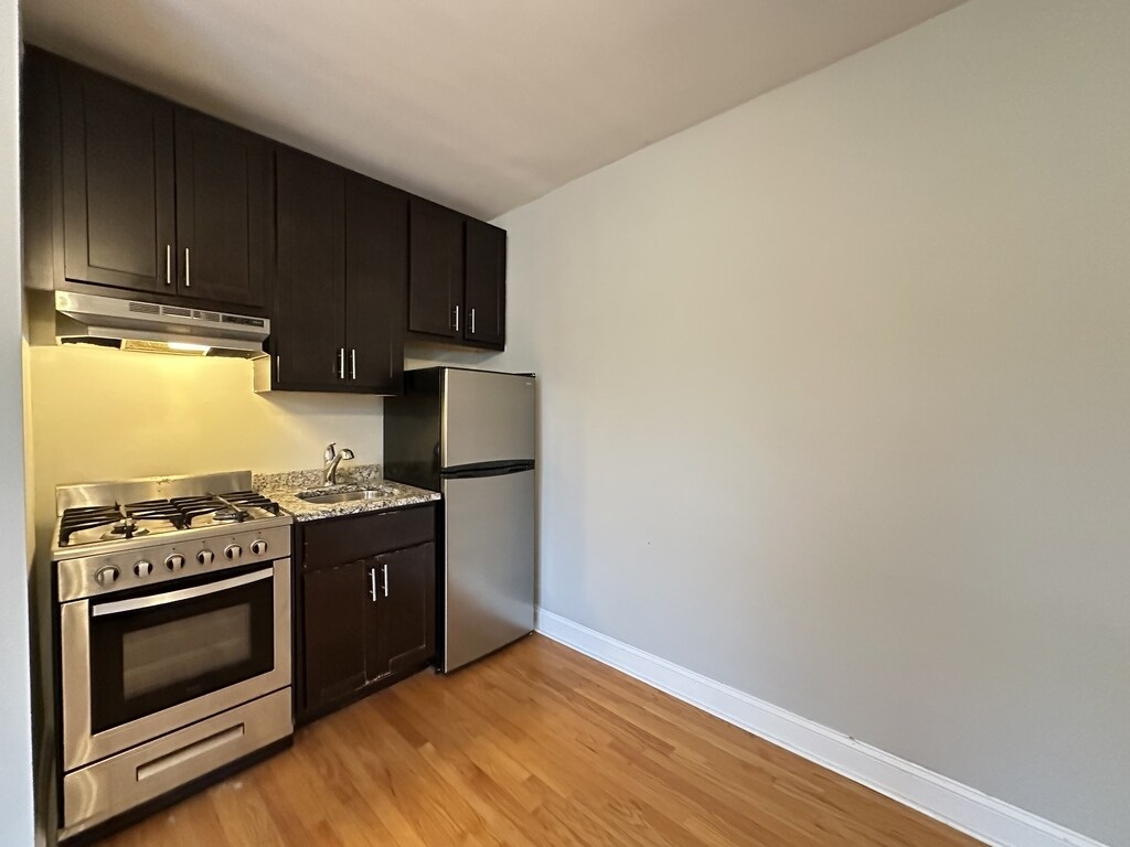 Building Photo - 623 W Patterson Ave