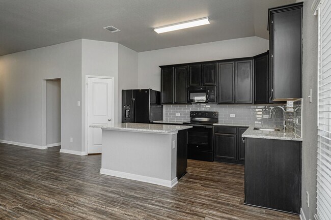 Building Photo - Bright & Cozy Home