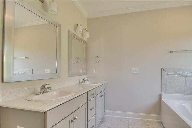 Building Photo - 323 Colonnades Dr