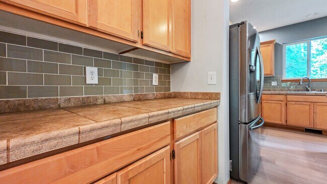 Building Photo - 5BR/3BA End Unit with Greenbelt View in Lynnwood with A/C!
