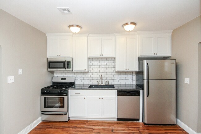 Building Photo - Charming Duplex 1/1 Duplex With Storage!