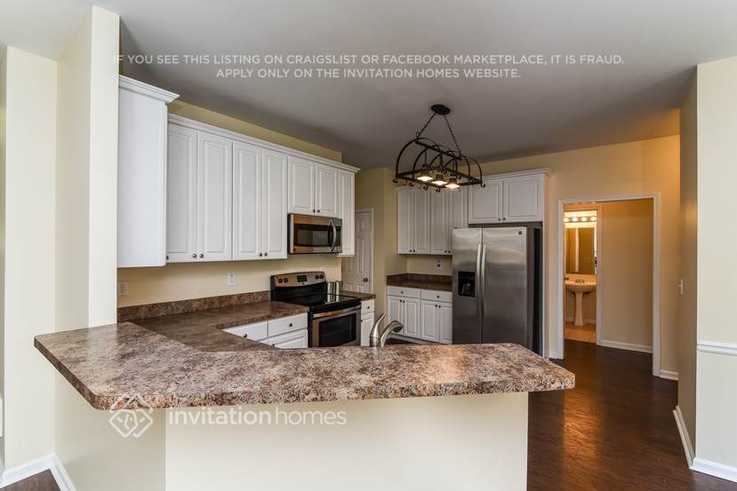 Building Photo - 430 Croftwood Close