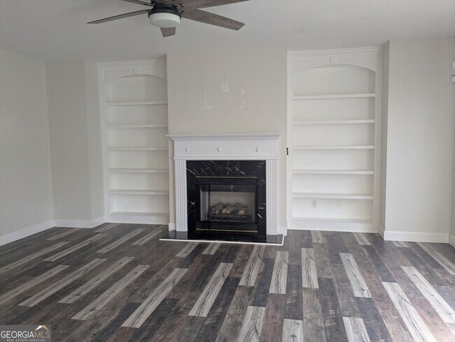 Building Photo - 137 Village Green Cir