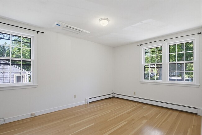 Building Photo - 37 Woodbury Rd
