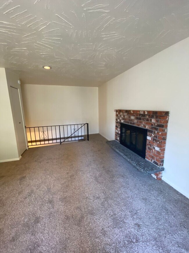 Building Photo - SINGLE FAMILY HOME ON HILLCREST (APP#72)