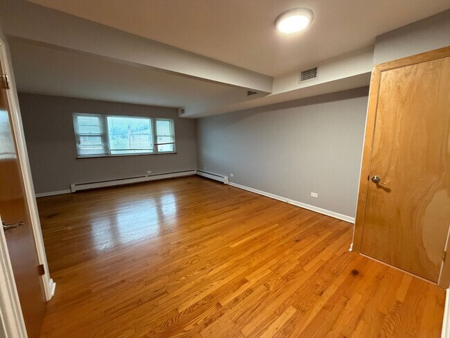Building Photo - 5009 N River Rd