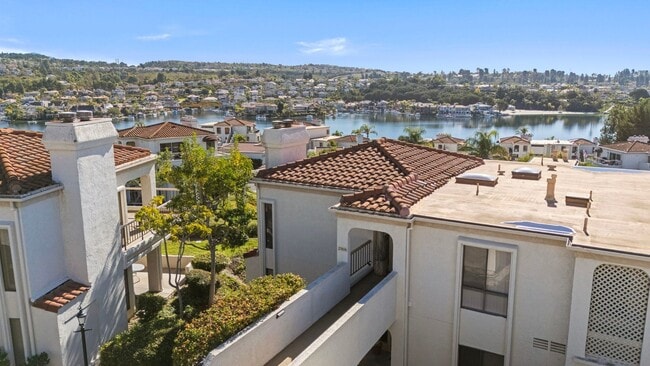 Building Photo - Stunning 2 bedroom *LAKE VIEW* condo for r...