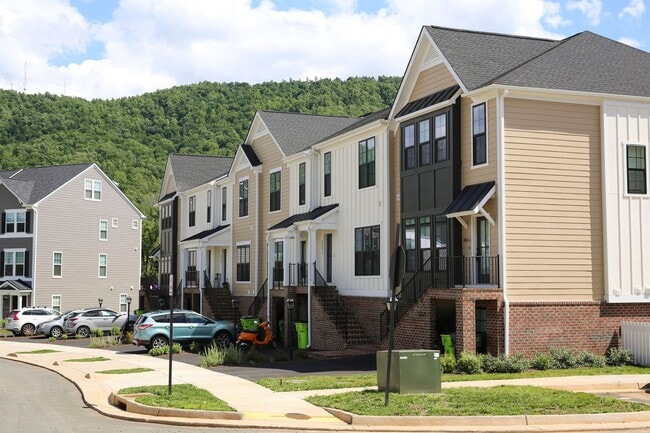 Building Photo - Dog-Friendly Townhouse Just South of Downtown Charlottesville