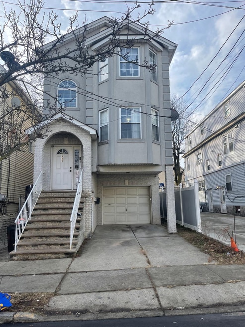 Building Photo - 930 Olive St