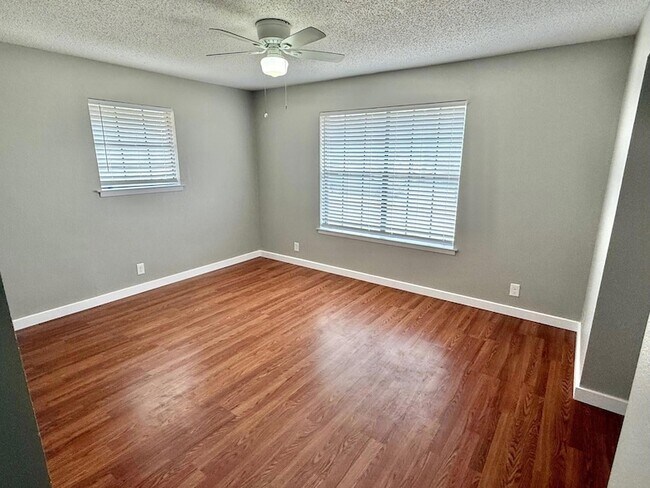 Building Photo - 505 Hedgewood Dr