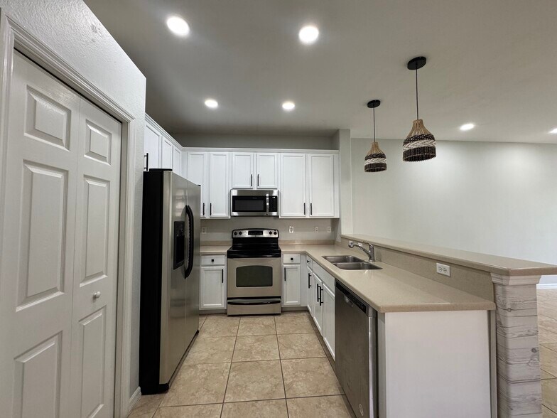 Building Photo - 21379 Bella Terra Blvd