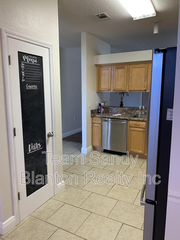 Building Photo - 8949 Camelot Pl