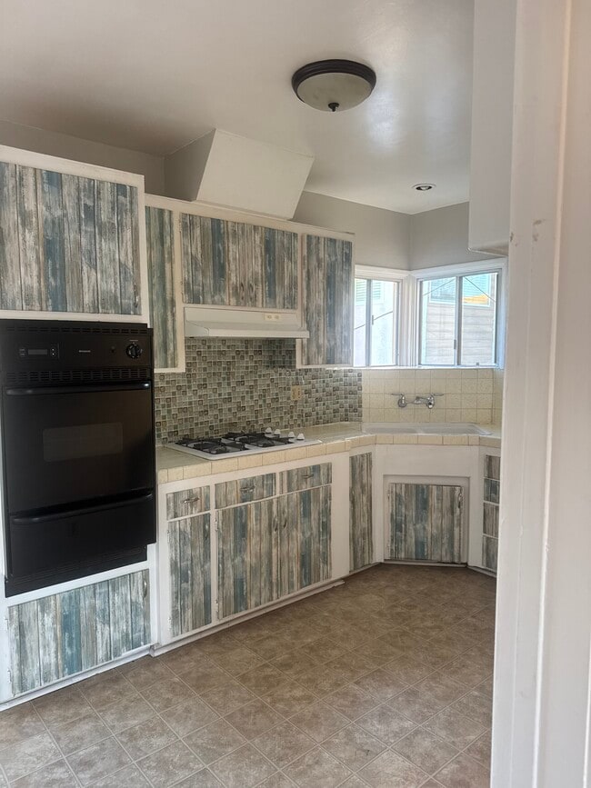 Building Photo - 1145 E Wilson Ave