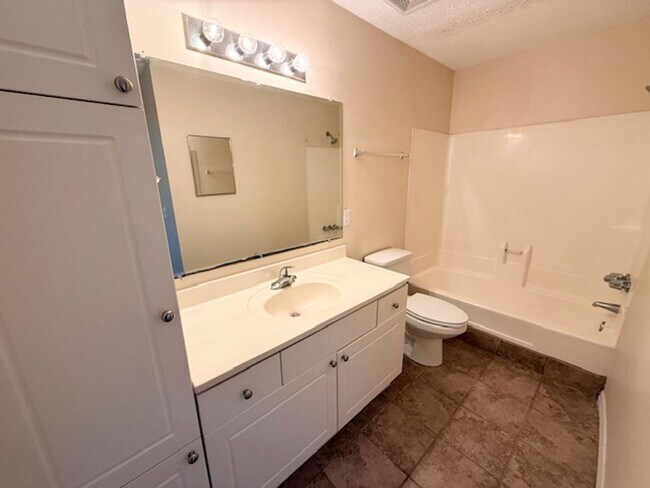 Building Photo - Beautiful Ground-Floor 2 Bedroom, 2 Bathroom Condo in The Landings at Belle Rive!