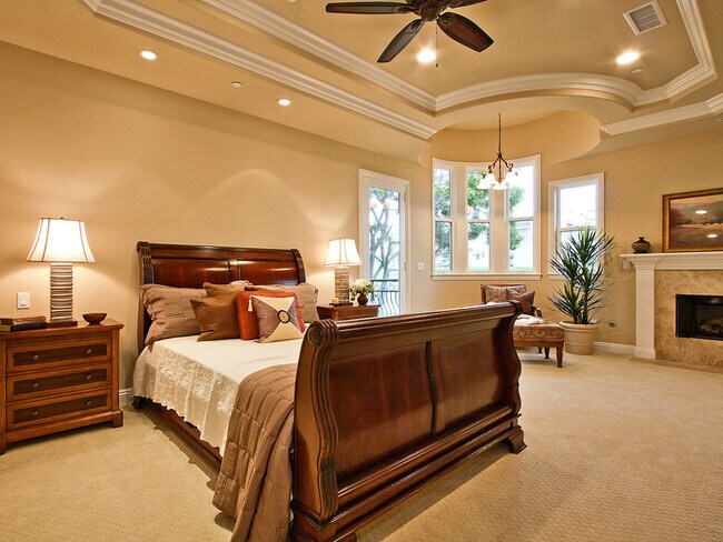 Building Photo - Spacious 3,224 Square Foot Townhouse!