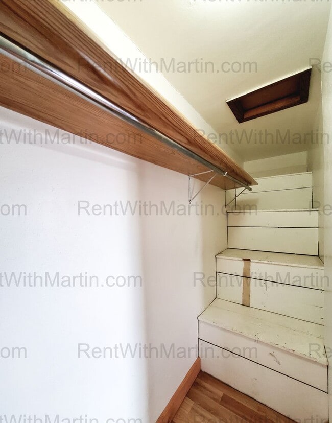 Building Photo - 1112-1114 Byron Ave