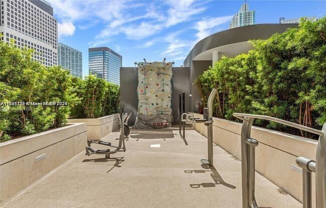 Building Photo - 801 S Miami Ave
