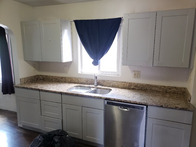 Building Photo - 2105 E Willamette Ave