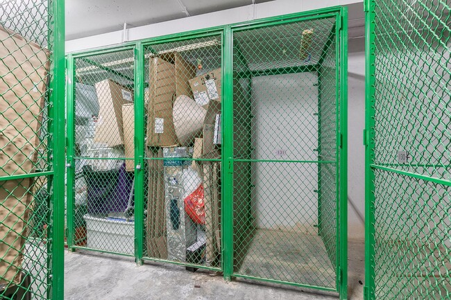 Building Photo - 8220 Crestwood Heights Dr