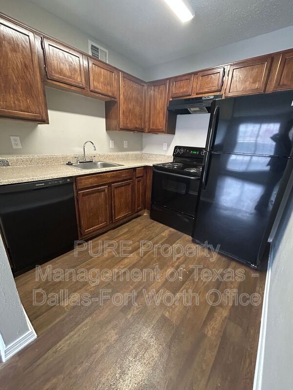 Building Photo - 18333 Roehampton Dr