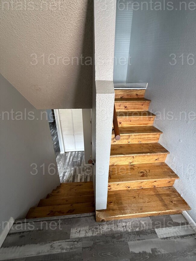 Building Photo - $895 - 2 bed 1.5 bath beautiful bi-level a...