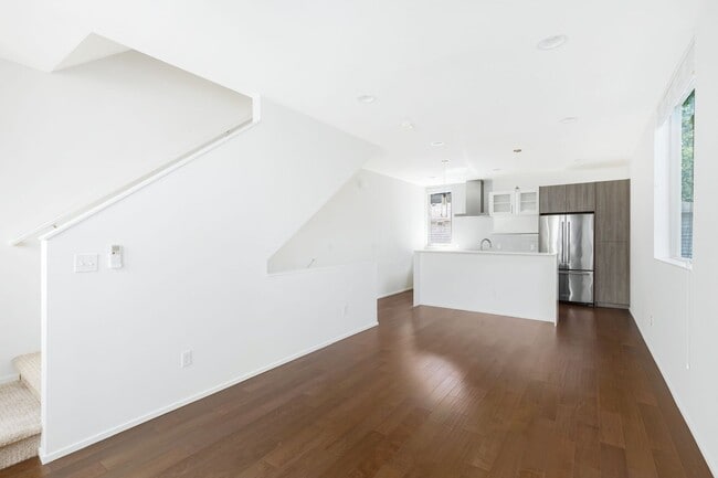 Building Photo - 2 Bedroom 2 Bath Townhome with Rooftop Deck in Crown Hill