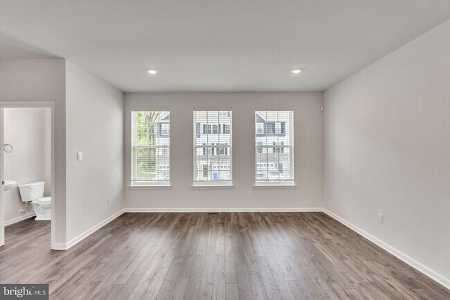 Building Photo - 10 Lilac Cir