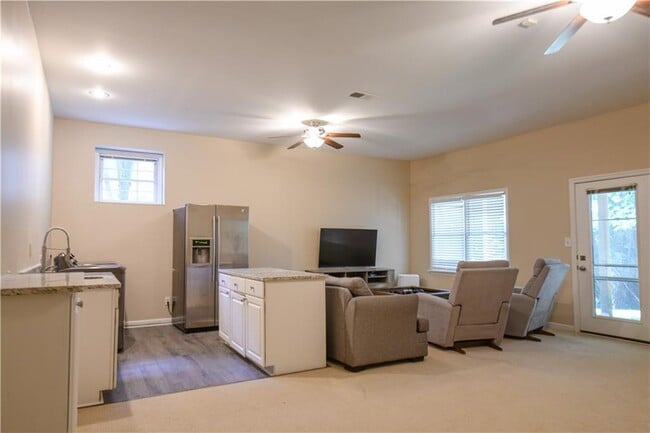 Building Photo - 304 Bridle Path