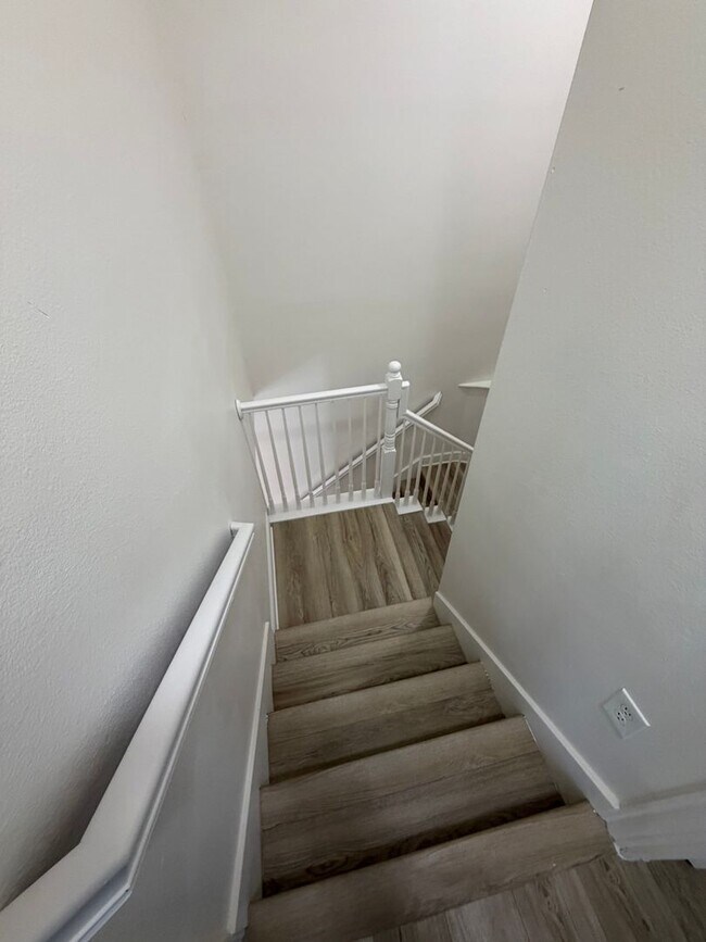 Building Photo - 2320 Stutz Dr