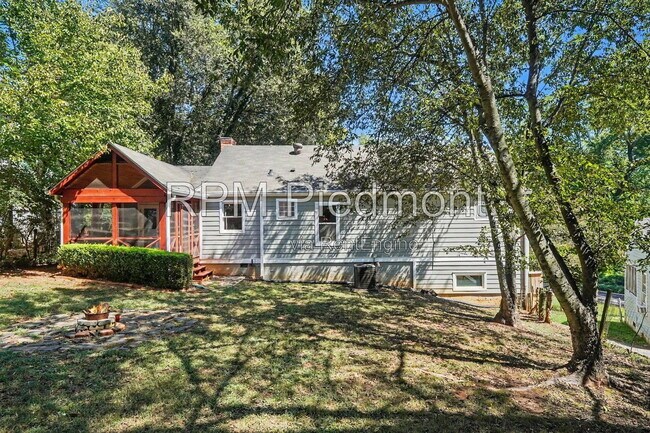 Building Photo - 1231 Stoneybrook Dr SE