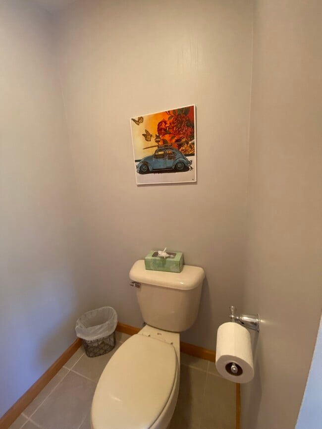 Building Photo - Gorgeous 3 bedroom 2.5 bath with one stall detached garage and fenced in backyard for rent!