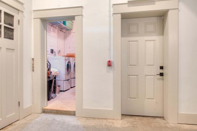 Building Photo - 652 N 3rd St