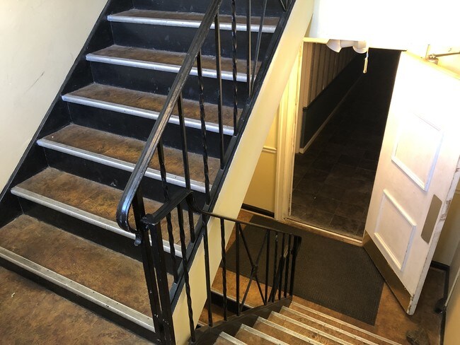 Interior Photo - 256 Montgomery Ave