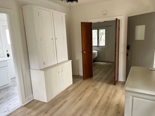 Building Photo - Downtown One Bedroom