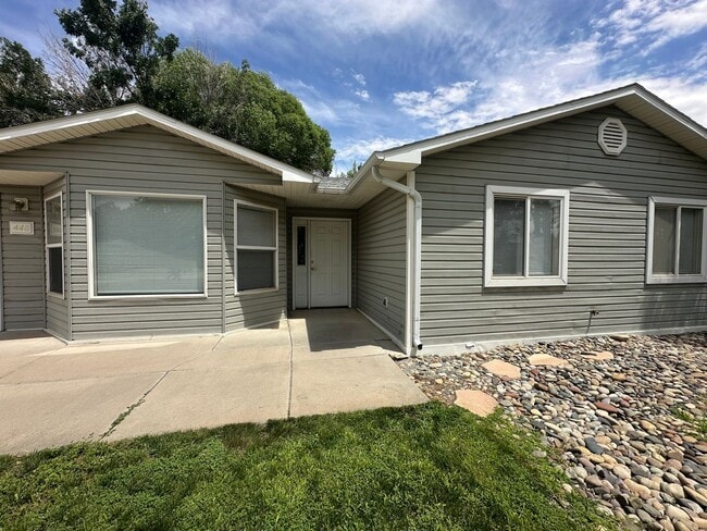 Building Photo - Charming 3 bed 2 bath home!!