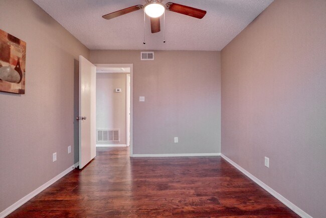 Building Photo - 413 Lakeway Dr